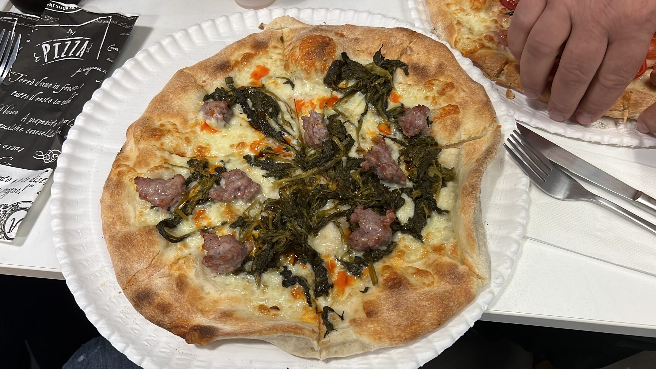 Pizza napoletana con salsiccia e friarielli, appena servita